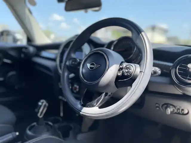 ＭＩＮＩ ミニ クーパー S 栃木県 2019(平31)年 3.8万km ホワイト・シルバー インテリジェントセーフティ/コンフォートアクセス/アダプティブクルーズコントロール/ナビ/社外フルセグTV/＊リモコンあり/社外DVDプレイヤー/＊リモコンあり/バックカメラ/ミラーETC/パークディスタンスコントロール/シートヒーター /LEDヘッドライト/オートライト/ドライブレコーダー/アンビエントライト /ディスプレイリング