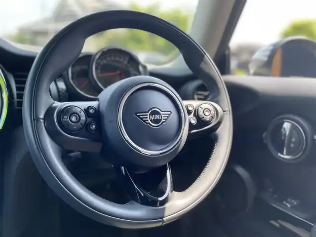 ＭＩＮＩ ミニ クーパー S 栃木県 2019(平31)年 3.8万km ホワイト・シルバー インテリジェントセーフティ/コンフォートアクセス/アダプティブクルーズコントロール/ナビ/社外フルセグTV/＊リモコンあり/社外DVDプレイヤー/＊リモコンあり/バックカメラ/ミラーETC/パークディスタンスコントロール/シートヒーター /LEDヘッドライト/オートライト/ドライブレコーダー/アンビエントライト /ディスプレイリング