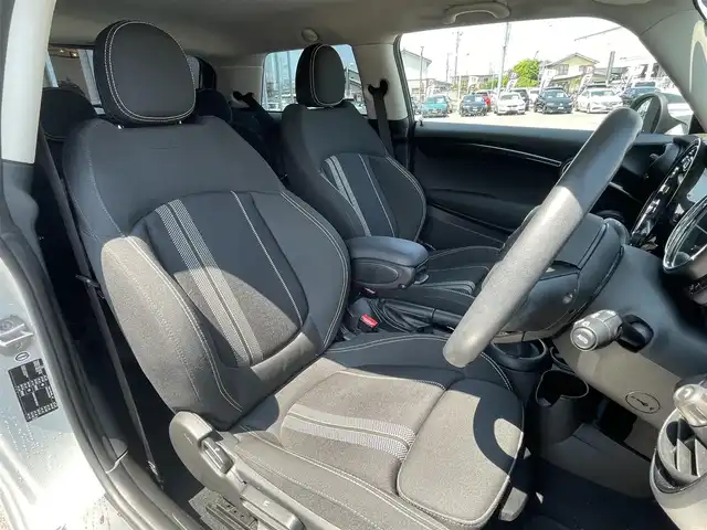 ＭＩＮＩ ミニ クーパー S 栃木県 2019(平31)年 3.8万km ホワイト・シルバー インテリジェントセーフティ/コンフォートアクセス/アダプティブクルーズコントロール/ナビ/社外フルセグTV/＊リモコンあり/社外DVDプレイヤー/＊リモコンあり/バックカメラ/ミラーETC/パークディスタンスコントロール/シートヒーター /LEDヘッドライト/オートライト/ドライブレコーダー/アンビエントライト /ディスプレイリング