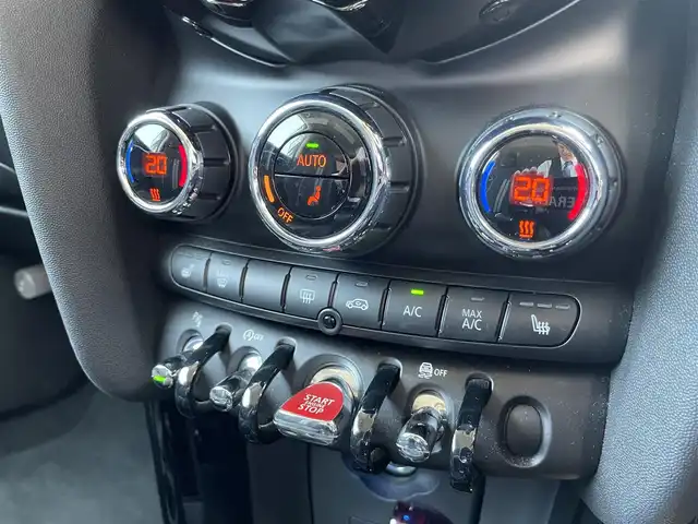 ＭＩＮＩ ミニ クーパー S 栃木県 2019(平31)年 3.8万km ホワイト・シルバー インテリジェントセーフティ/コンフォートアクセス/アダプティブクルーズコントロール/ナビ/社外フルセグTV/＊リモコンあり/社外DVDプレイヤー/＊リモコンあり/バックカメラ/ミラーETC/パークディスタンスコントロール/シートヒーター /LEDヘッドライト/オートライト/ドライブレコーダー/アンビエントライト /ディスプレイリング