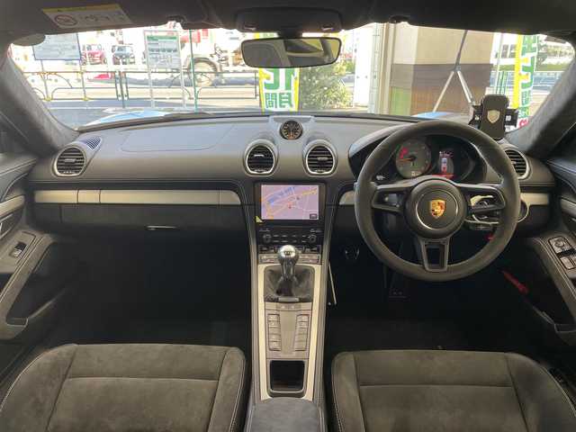 ポルシェ ７１８ケイマン GT4 東京都 2021(令3)年 0.8万km 黒 ６速MT/ワンオーナー/純正ナビ/・BT/CD/DVD/SD/BT/ラジオ/リアビューカメラ/ビルトインETC2.0/LEDヘッドライト/オートエアコン/クロノパッケージ/シートヒーター/電動AOUT格納機能付ミラー/新車時保証書/取扱説明書