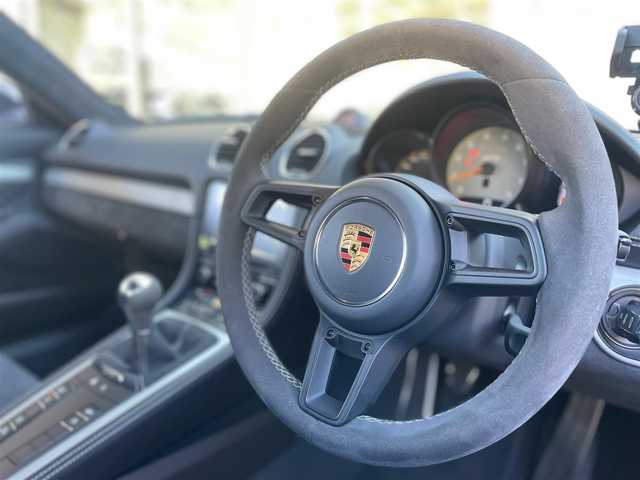 ポルシェ ７１８ケイマン GT4 東京都 2021(令3)年 0.8万km 黒 ６速MT/ワンオーナー/純正ナビ/・BT/CD/DVD/SD/BT/ラジオ/リアビューカメラ/ビルトインETC2.0/LEDヘッドライト/オートエアコン/クロノパッケージ/シートヒーター/電動AOUT格納機能付ミラー/新車時保証書/取扱説明書