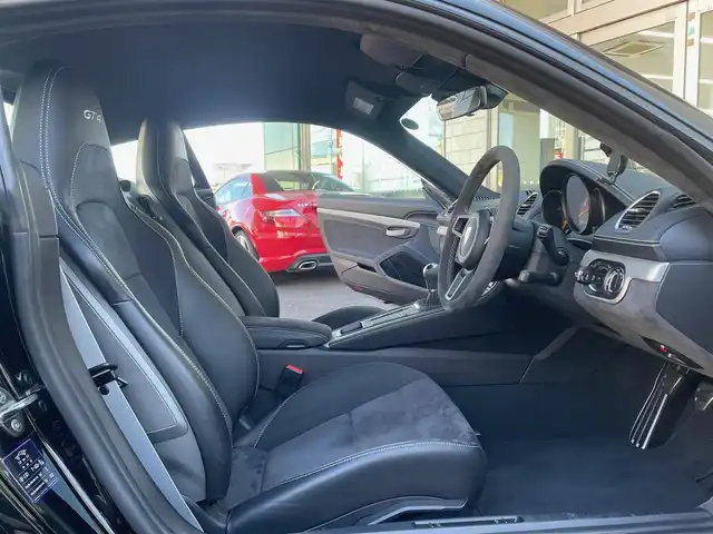 ポルシェ ７１８ケイマン GT4 東京都 2021(令3)年 0.8万km 黒 ６速MT/ワンオーナー/純正ナビ/・BT/CD/DVD/SD/BT/ラジオ/リアビューカメラ/ビルトインETC2.0/LEDヘッドライト/オートエアコン/クロノパッケージ/シートヒーター/電動AOUT格納機能付ミラー/新車時保証書/取扱説明書