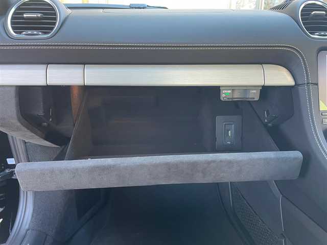 ポルシェ ７１８ケイマン GT4 東京都 2021(令3)年 0.8万km 黒 ６速MT/ワンオーナー/純正ナビ/・BT/CD/DVD/SD/BT/ラジオ/リアビューカメラ/ビルトインETC2.0/LEDヘッドライト/オートエアコン/クロノパッケージ/シートヒーター/電動AOUT格納機能付ミラー/新車時保証書/取扱説明書