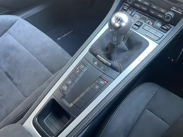 ポルシェ ７１８ケイマン GT4 東京都 2021(令3)年 0.8万km 黒 ６速MT/ワンオーナー/純正ナビ/・BT/CD/DVD/SD/BT/ラジオ/リアビューカメラ/ビルトインETC2.0/LEDヘッドライト/オートエアコン/クロノパッケージ/シートヒーター/電動AOUT格納機能付ミラー/新車時保証書/取扱説明書