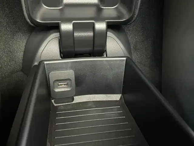 ポルシェ ７１８ケイマン GT4 東京都 2021(令3)年 0.8万km 黒 ６速MT/ワンオーナー/純正ナビ/・BT/CD/DVD/SD/BT/ラジオ/リアビューカメラ/ビルトインETC2.0/LEDヘッドライト/オートエアコン/クロノパッケージ/シートヒーター/電動AOUT格納機能付ミラー/新車時保証書/取扱説明書