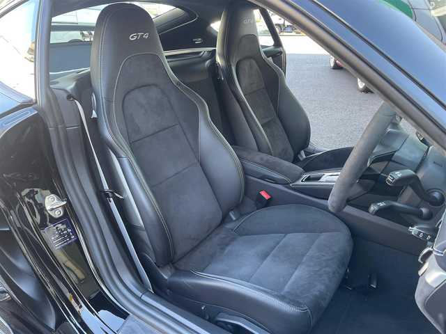 ポルシェ ７１８ケイマン GT4 東京都 2021(令3)年 0.8万km 黒 ６速MT/ワンオーナー/純正ナビ/・BT/CD/DVD/SD/BT/ラジオ/リアビューカメラ/ビルトインETC2.0/LEDヘッドライト/オートエアコン/クロノパッケージ/シートヒーター/電動AOUT格納機能付ミラー/新車時保証書/取扱説明書