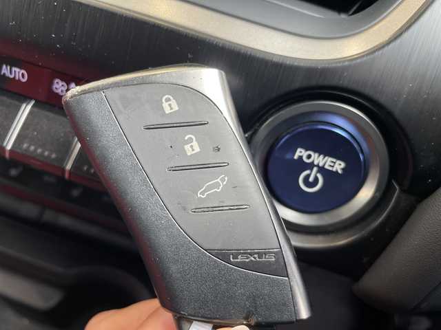 レクサス ＵＸ 250h Fスポーツ 愛知県 2018(平30)年 6.2万km ホワイトノーヴァガラスフレーク 純正10型ナビ/サンルーフ/三眼LEDヘッドライト/全方位カメラ/レーダークルーズコントロール/シートヒーター/エアシート/バックカメラ/パワーシート/ヘッドアップディスプレイ/コーナーセンサー/純正アルミホイール/ルーフレール/ETC2.0/ブラインドスポットモニター/パドルシフト/ステアリングヒーター/オートマチックハイビーム/ドライブレコーダー/衝突軽減システム/フルセグ/CD DVD/Bluetooth/ステアリングスイッチ/スマートキー/プッシュスタート