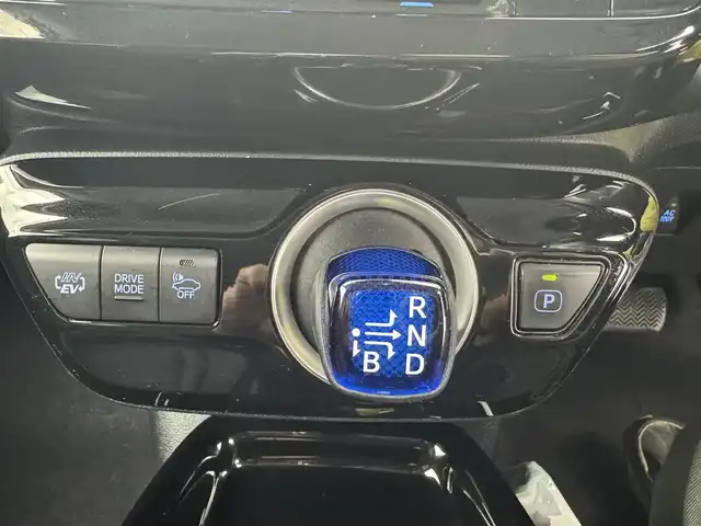 トヨタ プリウス ＰＨＶ Sナビパケ・セーフティプラス 愛知県 2018(平30)年 7.6万km シルバーM モデリスタフルエアロ/モデリスタアルミホイール/純正9インチナビ/・Bluetooth/フルセグTV/CD/DVD/バックカメラ/ビルドインETC/ドライブレコーダー/トヨタセーフティセンス/・衝突被害軽減システム/・レーンキープアシスト/・コーナーセンサー/・オートマチックハイビーム/レーダークルーズコントロール/・オートLEDヘッドライトライト/・LEDフォグランプ/シートヒーター/ステアリングヒーター/AC100V/プッシュスタート/・スマートキー