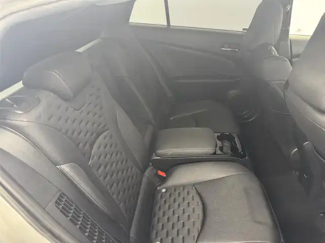 トヨタ プリウス ＰＨＶ Sナビパケ・セーフティプラス 愛知県 2018(平30)年 7.6万km シルバーM モデリスタフルエアロ/モデリスタアルミホイール/純正9インチナビ/・Bluetooth/フルセグTV/CD/DVD/バックカメラ/ビルドインETC/ドライブレコーダー/トヨタセーフティセンス/・衝突被害軽減システム/・レーンキープアシスト/・コーナーセンサー/・オートマチックハイビーム/レーダークルーズコントロール/・オートLEDヘッドライトライト/・LEDフォグランプ/シートヒーター/ステアリングヒーター/AC100V/プッシュスタート/・スマートキー