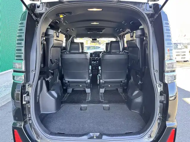 トヨタ ヴォクシー ZS 煌Ⅲ 宮城県 2021(令3)年 7.1万km イナズマスパーキングブラックガラスフレーク セーフティセンス/・プリクラッシュセーフティ/・レーンディパーチャーアラート/・オートマチックハイビーム/クリアランスソナー/パーキングサポートブレーキ/純正12インチフリップダウンモニター（V12T-R68C）/純正10インチナビ（NSZN-Z68T）/・CD/DVD/・Bluetooth/・フルセグTV/バックカメラ/ビルトインETC/両側電動スライドドア/ハーフレザーシート/革巻きステアリング/ステアリングスイッチ/LEDヘッドランプ/フォグランプ/オートライト/スマートキー＆プッシュスタート/電動格納ミラー/純正16インチAW/純正フロアマット/純正ドアバイザー/Wエアバッグ