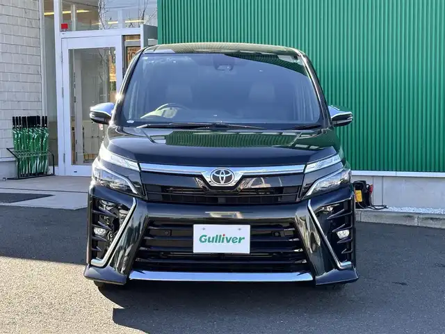 トヨタ ヴォクシー ZS 煌Ⅲ 宮城県 2021(令3)年 7.1万km イナズマスパーキングブラックガラスフレーク セーフティセンス/・プリクラッシュセーフティ/・レーンディパーチャーアラート/・オートマチックハイビーム/クリアランスソナー/パーキングサポートブレーキ/純正12インチフリップダウンモニター（V12T-R68C）/純正10インチナビ（NSZN-Z68T）/・CD/DVD/・Bluetooth/・フルセグTV/バックカメラ/ビルトインETC/両側電動スライドドア/ハーフレザーシート/革巻きステアリング/ステアリングスイッチ/LEDヘッドランプ/フォグランプ/オートライト/スマートキー＆プッシュスタート/電動格納ミラー/純正16インチAW/純正フロアマット/純正ドアバイザー/Wエアバッグ