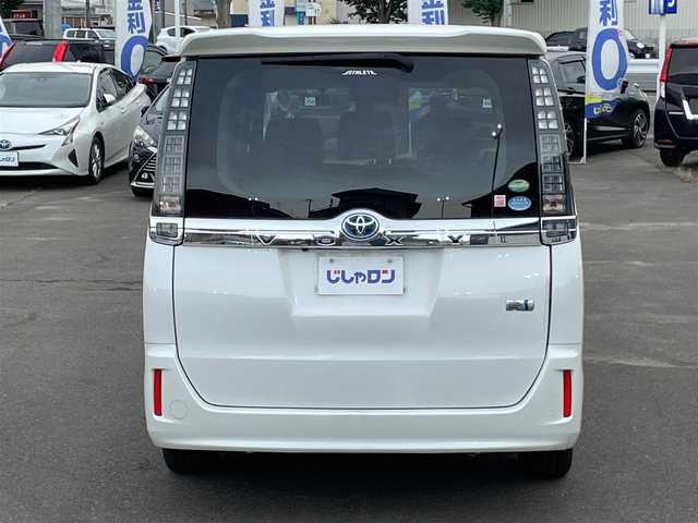トヨタ ヴォクシー ハイブリッド V 宮城県 2015(平27)年 12.3万km ホワイトパールクリスタルシャイン (株)IDOMが運営する【じしゃロン仙台店】の自社ローン専用車両になりますこちらは現金またはオートローンご利用時の価格です。自社ローンご希望の方は別途その旨お申付け下さい/両側パワースライドドア/SDナビ/フリップダウンモニター/フルセグ/Bluetooth/Blu-ray/CD/DVD/バックカメラ/ドラレコ/ビルトインETC/Qi充電/シートヒーター/クルコン