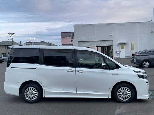 トヨタ ヴォクシー ハイブリッド V 宮城県 2015(平27)年 12.3万km ホワイトパールクリスタルシャイン (株)IDOMが運営する【じしゃロン仙台店】の自社ローン専用車両になりますこちらは現金またはオートローンご利用時の価格です。自社ローンご希望の方は別途その旨お申付け下さい/両側パワースライドドア/SDナビ/フリップダウンモニター/フルセグ/Bluetooth/Blu-ray/CD/DVD/バックカメラ/ドラレコ/ビルトインETC/Qi充電/シートヒーター/クルコン