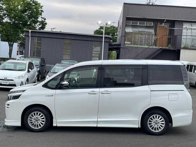 トヨタ ヴォクシー ハイブリッド V 宮城県 2015(平27)年 12.3万km ホワイトパールクリスタルシャイン (株)IDOMが運営する【じしゃロン仙台店】の自社ローン専用車両になりますこちらは現金またはオートローンご利用時の価格です。自社ローンご希望の方は別途その旨お申付け下さい/両側パワースライドドア/SDナビ/フリップダウンモニター/フルセグ/Bluetooth/Blu-ray/CD/DVD/バックカメラ/ドラレコ/ビルトインETC/Qi充電/シートヒーター/クルコン