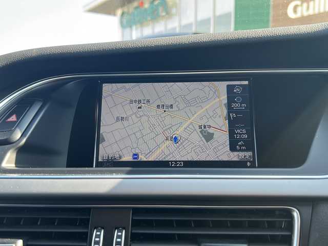 アウディ Ａ４ 2．0 佐賀県 2013(平25)年 6.7万km ファントムブラックパールエフェクト エンジンスタートボタン/保証書/取扱説明書/記録簿/MTモード付AT/アイドリングストップ/スマートキー/スペアキー有/CD再生/ETC/ワンセグTV/バックカメラ/DVD再生/純正ナビ/純正アルミホイール/前席パワーシート/前席シートヒーター/横滑り防止装置/前後コーナーセンサー/盗難防止装置/オートライト/オートマチックハイビーム/LEDライト/レインセンサー/ドライバー疲労警告/スピードオーバー警告/ステアリングスイッチ/革巻ステアリング