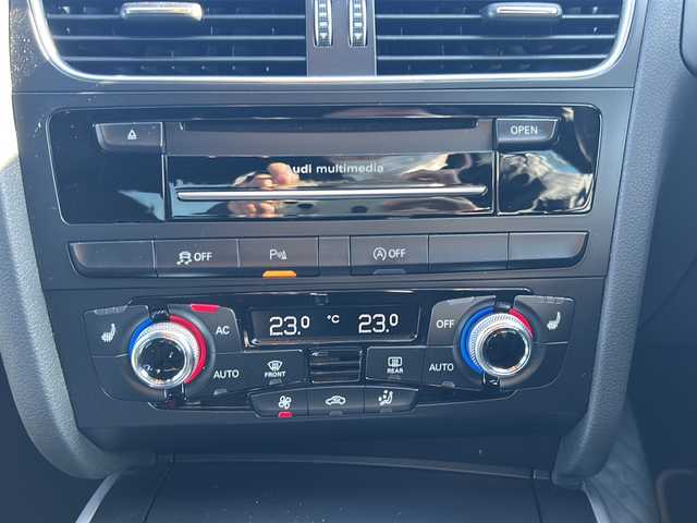 アウディ Ａ４ 2．0 佐賀県 2013(平25)年 6.7万km ファントムブラックパールエフェクト エンジンスタートボタン/保証書/取扱説明書/記録簿/MTモード付AT/アイドリングストップ/スマートキー/スペアキー有/CD再生/ETC/ワンセグTV/バックカメラ/DVD再生/純正ナビ/純正アルミホイール/前席パワーシート/前席シートヒーター/横滑り防止装置/前後コーナーセンサー/盗難防止装置/オートライト/オートマチックハイビーム/LEDライト/レインセンサー/ドライバー疲労警告/スピードオーバー警告/ステアリングスイッチ/革巻ステアリング