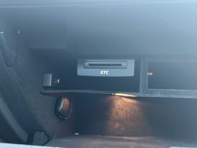 アウディ Ａ４ 2．0 佐賀県 2013(平25)年 6.7万km ファントムブラックパールエフェクト エンジンスタートボタン/保証書/取扱説明書/記録簿/MTモード付AT/アイドリングストップ/スマートキー/スペアキー有/CD再生/ETC/ワンセグTV/バックカメラ/DVD再生/純正ナビ/純正アルミホイール/前席パワーシート/前席シートヒーター/横滑り防止装置/前後コーナーセンサー/盗難防止装置/オートライト/オートマチックハイビーム/LEDライト/レインセンサー/ドライバー疲労警告/スピードオーバー警告/ステアリングスイッチ/革巻ステアリング