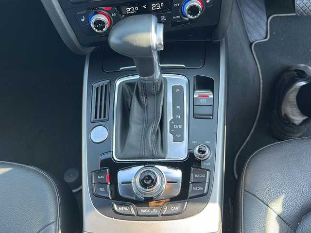 アウディ Ａ４ 2．0 佐賀県 2013(平25)年 6.7万km ファントムブラックパールエフェクト エンジンスタートボタン/保証書/取扱説明書/記録簿/MTモード付AT/アイドリングストップ/スマートキー/スペアキー有/CD再生/ETC/ワンセグTV/バックカメラ/DVD再生/純正ナビ/純正アルミホイール/前席パワーシート/前席シートヒーター/横滑り防止装置/前後コーナーセンサー/盗難防止装置/オートライト/オートマチックハイビーム/LEDライト/レインセンサー/ドライバー疲労警告/スピードオーバー警告/ステアリングスイッチ/革巻ステアリング