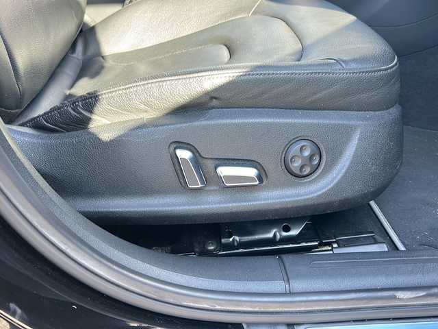 アウディ Ａ４ 2．0 佐賀県 2013(平25)年 6.7万km ファントムブラックパールエフェクト エンジンスタートボタン/保証書/取扱説明書/記録簿/MTモード付AT/アイドリングストップ/スマートキー/スペアキー有/CD再生/ETC/ワンセグTV/バックカメラ/DVD再生/純正ナビ/純正アルミホイール/前席パワーシート/前席シートヒーター/横滑り防止装置/前後コーナーセンサー/盗難防止装置/オートライト/オートマチックハイビーム/LEDライト/レインセンサー/ドライバー疲労警告/スピードオーバー警告/ステアリングスイッチ/革巻ステアリング