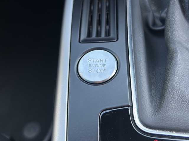 アウディ Ａ４ 2．0 佐賀県 2013(平25)年 6.7万km ファントムブラックパールエフェクト エンジンスタートボタン/保証書/取扱説明書/記録簿/MTモード付AT/アイドリングストップ/スマートキー/スペアキー有/CD再生/ETC/ワンセグTV/バックカメラ/DVD再生/純正ナビ/純正アルミホイール/前席パワーシート/前席シートヒーター/横滑り防止装置/前後コーナーセンサー/盗難防止装置/オートライト/オートマチックハイビーム/LEDライト/レインセンサー/ドライバー疲労警告/スピードオーバー警告/ステアリングスイッチ/革巻ステアリング