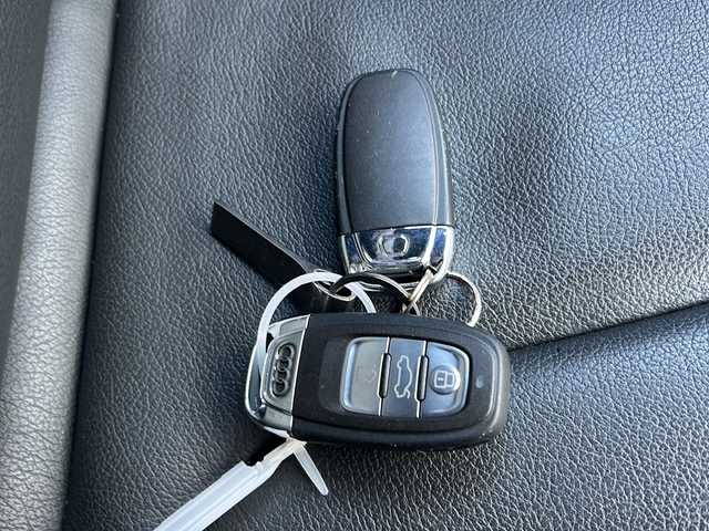 アウディ Ａ４ 2．0 佐賀県 2013(平25)年 6.7万km ファントムブラックパールエフェクト エンジンスタートボタン/保証書/取扱説明書/記録簿/MTモード付AT/アイドリングストップ/スマートキー/スペアキー有/CD再生/ETC/ワンセグTV/バックカメラ/DVD再生/純正ナビ/純正アルミホイール/前席パワーシート/前席シートヒーター/横滑り防止装置/前後コーナーセンサー/盗難防止装置/オートライト/オートマチックハイビーム/LEDライト/レインセンサー/ドライバー疲労警告/スピードオーバー警告/ステアリングスイッチ/革巻ステアリング