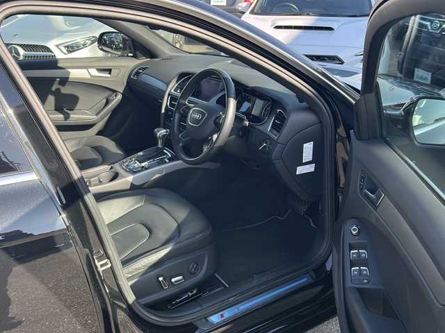 アウディ Ａ４ 2．0 佐賀県 2013(平25)年 6.7万km ファントムブラックパールエフェクト エンジンスタートボタン/保証書/取扱説明書/記録簿/MTモード付AT/アイドリングストップ/スマートキー/スペアキー有/CD再生/ETC/ワンセグTV/バックカメラ/DVD再生/純正ナビ/純正アルミホイール/前席パワーシート/前席シートヒーター/横滑り防止装置/前後コーナーセンサー/盗難防止装置/オートライト/オートマチックハイビーム/LEDライト/レインセンサー/ドライバー疲労警告/スピードオーバー警告/ステアリングスイッチ/革巻ステアリング