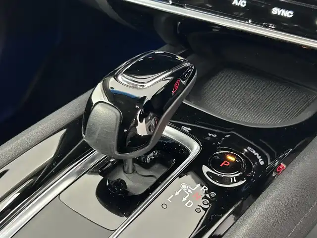 ホンダ ヴェゼル ハイブリッド Z ホンダセンシング 道央・札幌 2018(平30)年 7.9万km プレミアムクリスタルレッドM ・４WD/・寒冷地仕様/・純正メモリナビ/　BT／CD／DVD／SD／iPod／USB／フルセグ/・純正前方ドライブレコーダー/・純正ビルトインETC/・バックカメラ/・レーダークルーズコントロール/・衝突軽減ブレーキ/・レーンキープアシスト/・横滑り防止/・前席シートヒーター/・LEDヘッドライト/・オートライト/・プッシュスタート/・スマートキー×2/・純正エンジンスターター/・パドルシフト/・純正フロアマット/・純正サマー17インチAW/・社外スタッドレス積込（215／60／R16）/・取扱説明書