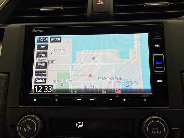 ホンダ シビック ハッチバック 宮崎県 2019(令1)年 1.3万km ホワイトオーキッドパール 禁煙車/ホンダセンシング/純正ナビTV/（VXM-204VFi/CD/DVD/Bluetooth/フルセグTV)/純正バックカメラ/純正ビルトインETC/純正ドライブレコーダー/純正18インチアルミ/純正エアロ/純正ルーフエンドスポイラー/純正フロアマット/アダプティブクルーズコントロール/レーンディパーチャーアラート/クリアランスソナー/電子パーキング/ブレーキホールド/前席シートヒーター/オートエアコン/本革巻ハンドル/パドルシフト/スマートキー/プッシュエンジンスタート