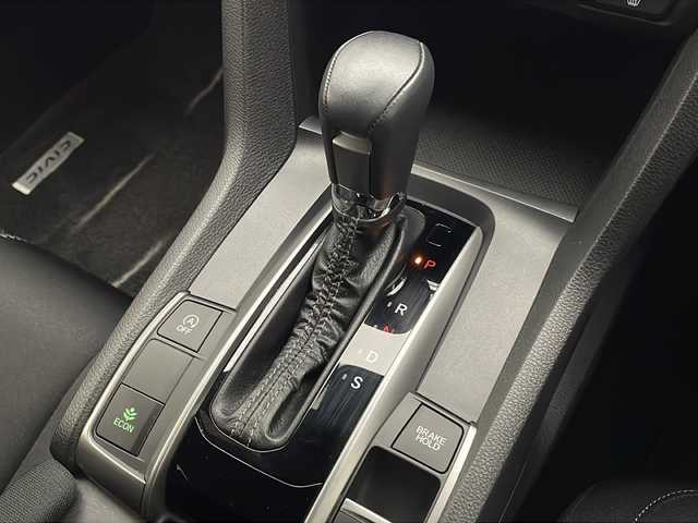 ホンダ シビック ハッチバック 宮崎県 2019(令1)年 1.3万km ホワイトオーキッドパール 禁煙車/ホンダセンシング/純正ナビTV/（VXM-204VFi/CD/DVD/Bluetooth/フルセグTV)/純正バックカメラ/純正ビルトインETC/純正ドライブレコーダー/純正18インチアルミ/純正エアロ/純正ルーフエンドスポイラー/純正フロアマット/アダプティブクルーズコントロール/レーンディパーチャーアラート/クリアランスソナー/電子パーキング/ブレーキホールド/前席シートヒーター/オートエアコン/本革巻ハンドル/パドルシフト/スマートキー/プッシュエンジンスタート