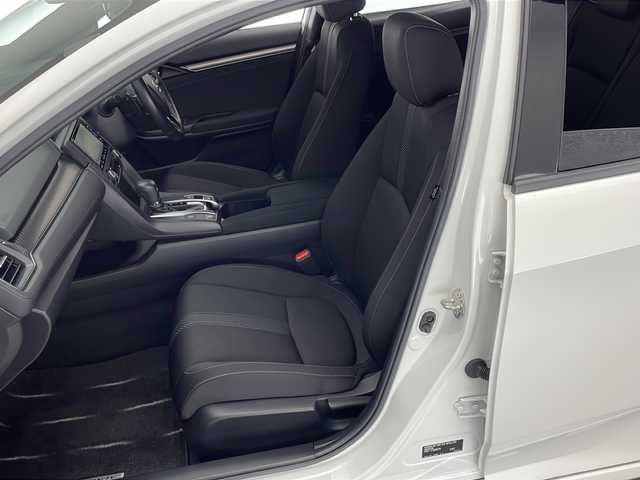 ホンダ シビック ハッチバック 宮崎県 2019(令1)年 1.3万km ホワイトオーキッドパール 禁煙車/ホンダセンシング/純正ナビTV/（VXM-204VFi/CD/DVD/Bluetooth/フルセグTV)/純正バックカメラ/純正ビルトインETC/純正ドライブレコーダー/純正18インチアルミ/純正エアロ/純正ルーフエンドスポイラー/純正フロアマット/アダプティブクルーズコントロール/レーンディパーチャーアラート/クリアランスソナー/電子パーキング/ブレーキホールド/前席シートヒーター/オートエアコン/本革巻ハンドル/パドルシフト/スマートキー/プッシュエンジンスタート