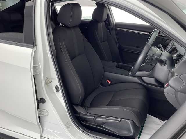 ホンダ シビック ハッチバック 宮崎県 2019(令1)年 1.3万km ホワイトオーキッドパール 禁煙車/ホンダセンシング/純正ナビTV/（VXM-204VFi/CD/DVD/Bluetooth/フルセグTV)/純正バックカメラ/純正ビルトインETC/純正ドライブレコーダー/純正18インチアルミ/純正エアロ/純正ルーフエンドスポイラー/純正フロアマット/アダプティブクルーズコントロール/レーンディパーチャーアラート/クリアランスソナー/電子パーキング/ブレーキホールド/前席シートヒーター/オートエアコン/本革巻ハンドル/パドルシフト/スマートキー/プッシュエンジンスタート