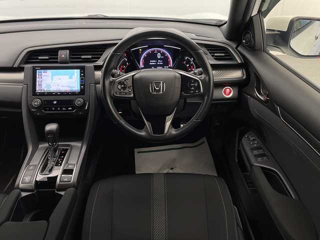 ホンダ シビック ハッチバック 宮崎県 2019(令1)年 1.3万km ホワイトオーキッドパール 禁煙車/ホンダセンシング/純正ナビTV/（VXM-204VFi/CD/DVD/Bluetooth/フルセグTV)/純正バックカメラ/純正ビルトインETC/純正ドライブレコーダー/純正18インチアルミ/純正エアロ/純正ルーフエンドスポイラー/純正フロアマット/アダプティブクルーズコントロール/レーンディパーチャーアラート/クリアランスソナー/電子パーキング/ブレーキホールド/前席シートヒーター/オートエアコン/本革巻ハンドル/パドルシフト/スマートキー/プッシュエンジンスタート