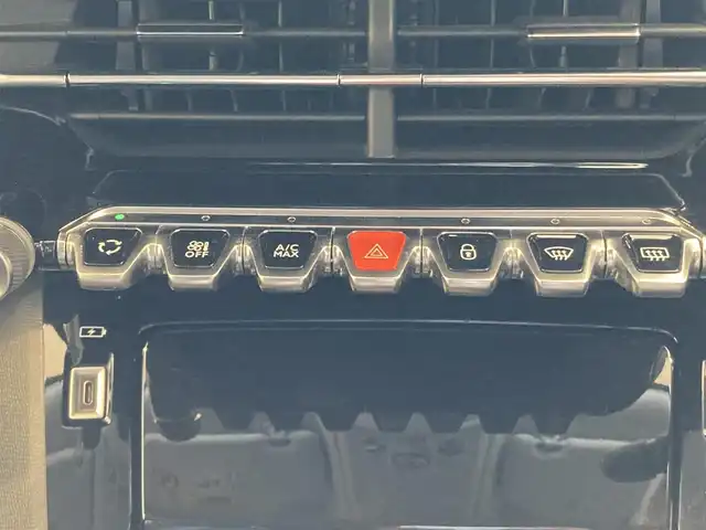 プジョー ２００８ GT 熊本県 2020(令2)年 1.3万km パール バックカメラ/スマートキー/プッシュスタート/Bluetooth/USB/AppleCarPlay/AndroidAuto/ETC/前後ドライブレコーダー/アクティブセーフティブレーキ/トラフィックサインインフォ/疲労検知/パーキングセンサー/アダプティブクルーズコントロール/ハーフレザーシート/LEDヘッドライト/ラバーマット/純正17インチアルミホイール/保証書/取扱説明書