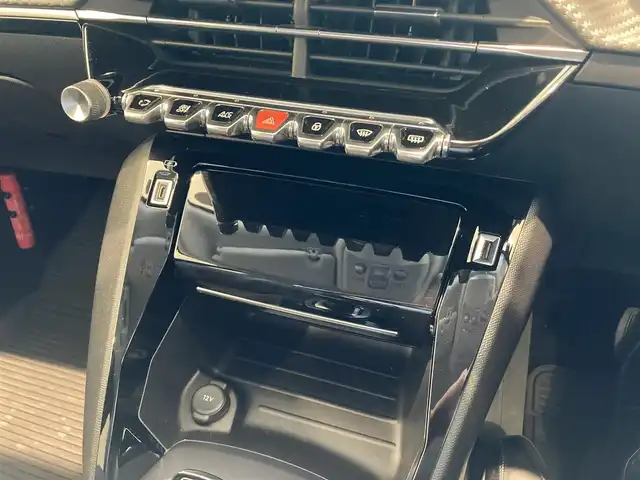 プジョー ２００８ GT 熊本県 2020(令2)年 1.3万km パール バックカメラ/スマートキー/プッシュスタート/Bluetooth/USB/AppleCarPlay/AndroidAuto/ETC/前後ドライブレコーダー/アクティブセーフティブレーキ/トラフィックサインインフォ/疲労検知/パーキングセンサー/アダプティブクルーズコントロール/ハーフレザーシート/LEDヘッドライト/ラバーマット/純正17インチアルミホイール/保証書/取扱説明書