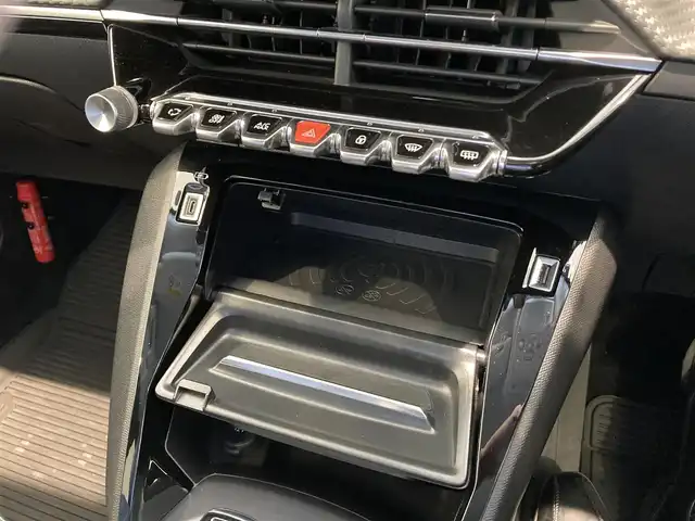 プジョー ２００８ GT 熊本県 2020(令2)年 1.3万km パール バックカメラ/スマートキー/プッシュスタート/Bluetooth/USB/AppleCarPlay/AndroidAuto/ETC/前後ドライブレコーダー/アクティブセーフティブレーキ/トラフィックサインインフォ/疲労検知/パーキングセンサー/アダプティブクルーズコントロール/ハーフレザーシート/LEDヘッドライト/ラバーマット/純正17インチアルミホイール/保証書/取扱説明書