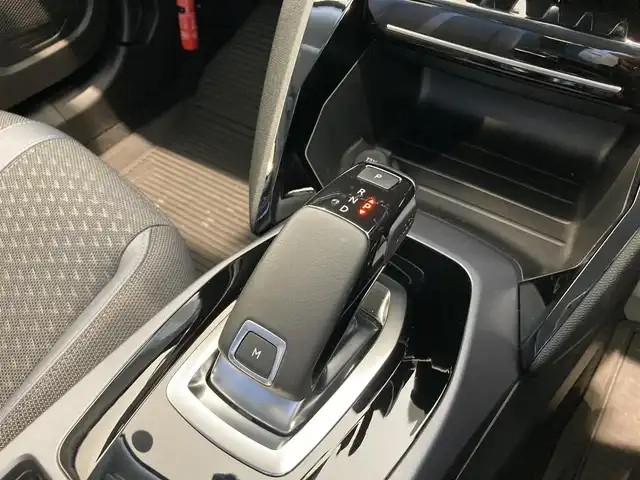 プジョー ２００８ GT 熊本県 2020(令2)年 1.3万km パール バックカメラ/スマートキー/プッシュスタート/Bluetooth/USB/AppleCarPlay/AndroidAuto/ETC/前後ドライブレコーダー/アクティブセーフティブレーキ/トラフィックサインインフォ/疲労検知/パーキングセンサー/アダプティブクルーズコントロール/ハーフレザーシート/LEDヘッドライト/ラバーマット/純正17インチアルミホイール/保証書/取扱説明書