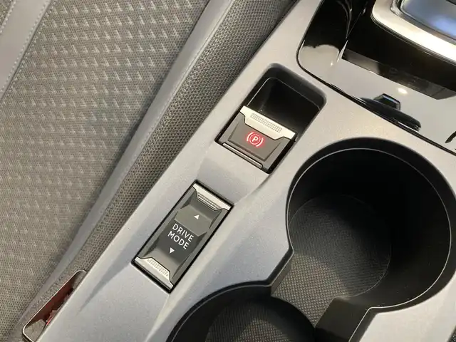 プジョー ２００８ GT 熊本県 2020(令2)年 1.3万km パール バックカメラ/スマートキー/プッシュスタート/Bluetooth/USB/AppleCarPlay/AndroidAuto/ETC/前後ドライブレコーダー/アクティブセーフティブレーキ/トラフィックサインインフォ/疲労検知/パーキングセンサー/アダプティブクルーズコントロール/ハーフレザーシート/LEDヘッドライト/ラバーマット/純正17インチアルミホイール/保証書/取扱説明書