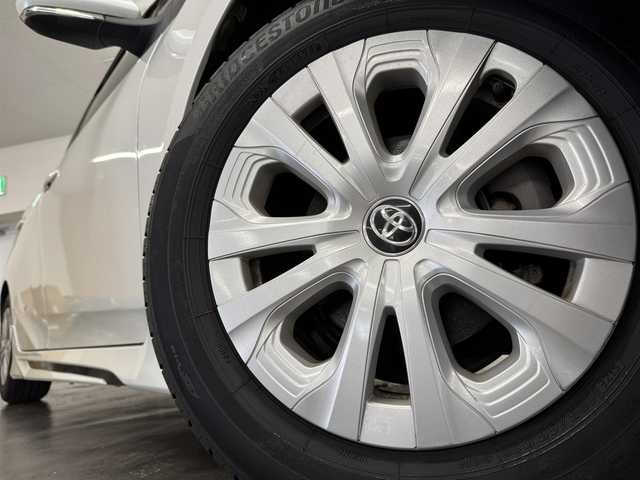 トヨタ プリウス SセーフティプラスⅡ 三重県 2022(令4)年 6.9万km プラチナホワイトパールマイカ ハイブリッド/FF/インパネCVT/純正 7インチナビ NSLN-W68/（AM/FM/AUX/Bluetooth）/バックガイドモニター/社外フルエアロ/ドライブレコーダー 前方/ビルトインETC/Toyota Safety Sense/●プリクラッシュセーフティ/●レーントレーシングアシスト/●レーダークルコン（全車速追従機能付）/●オートハイビーム/●ロードサインアシスト/ブラインドスポットモニター［BSM］/リヤクロストラフィックアラート［RCTA］/・インテリジェントクリアランスソナー［パーキングサポートブレーキ（静止物）］/装備/・オートエアコン/・オートライト/・LEDヘッドランプ/LEDフロントフォグランプ・アクセサリーランプ/オートワイパー（雨滴感応式）/ヒーター付ドアミラー（ウインカーランプ付）/自動防眩インナーミラー/「ナノイー」/・アクセサリーコンセント（2ヶ・AC100V・1500W/非常時給電システム付）/・ステアリングスイッチ/・プッシュスタート/・純正15inAW（ホイールキャップ付）/・保/取/ナビ取/など/…セーフティプラスII特別装備