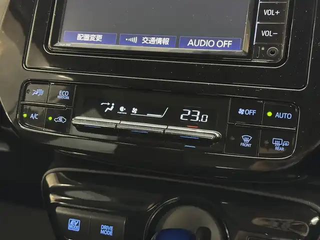 トヨタ プリウス SセーフティプラスⅡ 三重県 2022(令4)年 6.9万km プラチナホワイトパールマイカ ハイブリッド/FF/インパネCVT/純正 7インチナビ NSLN-W68/（AM/FM/AUX/Bluetooth）/バックガイドモニター/社外フルエアロ/ドライブレコーダー 前方/ビルトインETC/Toyota Safety Sense/●プリクラッシュセーフティ/●レーントレーシングアシスト/●レーダークルコン（全車速追従機能付）/●オートハイビーム/●ロードサインアシスト/ブラインドスポットモニター［BSM］/リヤクロストラフィックアラート［RCTA］/・インテリジェントクリアランスソナー［パーキングサポートブレーキ（静止物）］/装備/・オートエアコン/・オートライト/・LEDヘッドランプ/LEDフロントフォグランプ・アクセサリーランプ/オートワイパー（雨滴感応式）/ヒーター付ドアミラー（ウインカーランプ付）/自動防眩インナーミラー/「ナノイー」/・アクセサリーコンセント（2ヶ・AC100V・1500W/非常時給電システム付）/・ステアリングスイッチ/・プッシュスタート/・純正15inAW（ホイールキャップ付）/・保/取/ナビ取/など/…セーフティプラスII特別装備