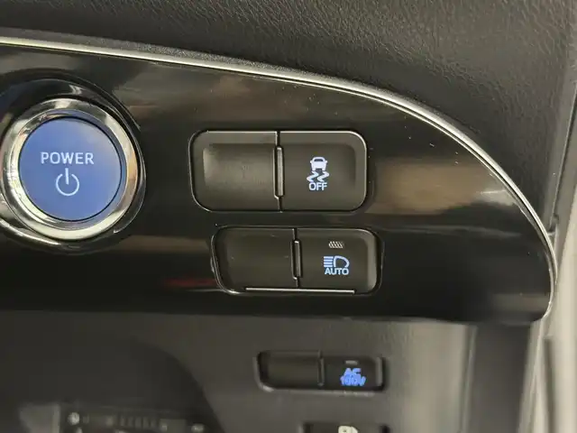 トヨタ プリウス SセーフティプラスⅡ 三重県 2022(令4)年 6.9万km プラチナホワイトパールマイカ ハイブリッド/FF/インパネCVT/純正 7インチナビ NSLN-W68/（AM/FM/AUX/Bluetooth）/バックガイドモニター/社外フルエアロ/ドライブレコーダー 前方/ビルトインETC/Toyota Safety Sense/●プリクラッシュセーフティ/●レーントレーシングアシスト/●レーダークルコン（全車速追従機能付）/●オートハイビーム/●ロードサインアシスト/ブラインドスポットモニター［BSM］/リヤクロストラフィックアラート［RCTA］/・インテリジェントクリアランスソナー［パーキングサポートブレーキ（静止物）］/装備/・オートエアコン/・オートライト/・LEDヘッドランプ/LEDフロントフォグランプ・アクセサリーランプ/オートワイパー（雨滴感応式）/ヒーター付ドアミラー（ウインカーランプ付）/自動防眩インナーミラー/「ナノイー」/・アクセサリーコンセント（2ヶ・AC100V・1500W/非常時給電システム付）/・ステアリングスイッチ/・プッシュスタート/・純正15inAW（ホイールキャップ付）/・保/取/ナビ取/など/…セーフティプラスII特別装備
