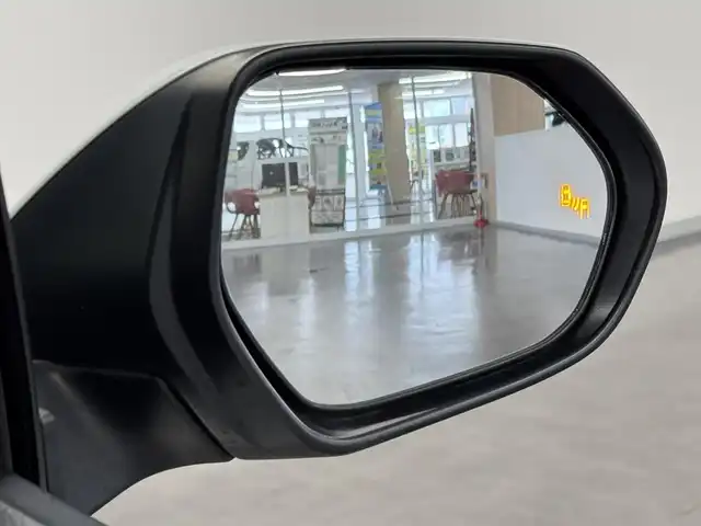 トヨタ プリウス SセーフティプラスⅡ 三重県 2022(令4)年 6.9万km プラチナホワイトパールマイカ ハイブリッド/FF/インパネCVT/純正 7インチナビ NSLN-W68/（AM/FM/AUX/Bluetooth）/バックガイドモニター/社外フルエアロ/ドライブレコーダー 前方/ビルトインETC/Toyota Safety Sense/●プリクラッシュセーフティ/●レーントレーシングアシスト/●レーダークルコン（全車速追従機能付）/●オートハイビーム/●ロードサインアシスト/ブラインドスポットモニター［BSM］/リヤクロストラフィックアラート［RCTA］/・インテリジェントクリアランスソナー［パーキングサポートブレーキ（静止物）］/装備/・オートエアコン/・オートライト/・LEDヘッドランプ/LEDフロントフォグランプ・アクセサリーランプ/オートワイパー（雨滴感応式）/ヒーター付ドアミラー（ウインカーランプ付）/自動防眩インナーミラー/「ナノイー」/・アクセサリーコンセント（2ヶ・AC100V・1500W/非常時給電システム付）/・ステアリングスイッチ/・プッシュスタート/・純正15inAW（ホイールキャップ付）/・保/取/ナビ取/など/…セーフティプラスII特別装備