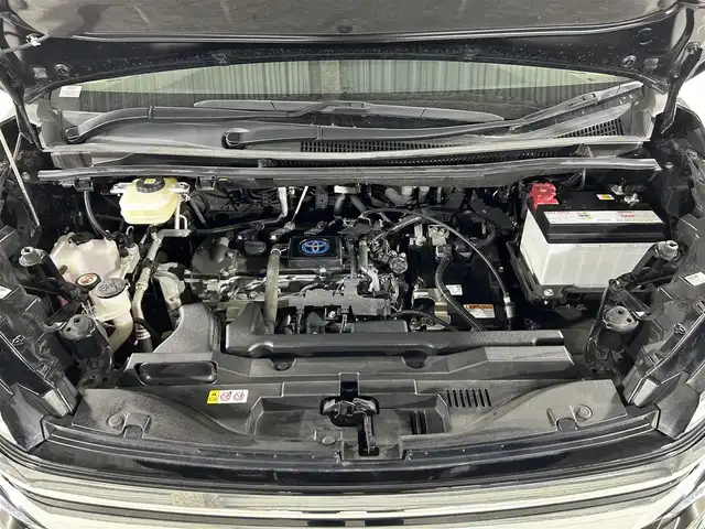 トヨタ ヴォクシー ハイブリッド S－Z 佐賀県 2022(令4)年 6.9万km アティチュードブラックマイカ 純正10.5インチディスプレイオーディオ/コネクティッドナビ対応/ディーラーオプションDVDキット/フルセグＴＶ/Bluetooth/CD/DVD/carplay/純正14インチフリップダウンモニター/シグネチャーイルミグリル/バックカメラ/衝突被害軽減システム/レーダークルーズコントロール/レーンアシスト/ブラインドスポットモニター/パーキングサポートブレーキ/ダウンヒルアシストコントロール/ロードサインアシスト/オートライト/オートマチックハイビーム/LEDヘッドライト/ＬＥＤフォグライト/クリアランスソアー/電動パーキング/ブレーキホールド/両側パワースライドドア/運転席・助手席シートヒーター/後席サンシェード/ハーフレザーシート/純正フロアマット/純正17インチアルミホイール/スマートキー/スペアキー×１