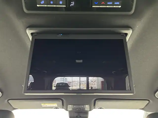 トヨタ ヴォクシー ハイブリッド S－Z 佐賀県 2022(令4)年 6.9万km アティチュードブラックマイカ 純正10.5インチディスプレイオーディオ/コネクティッドナビ対応/ディーラーオプションDVDキット/フルセグＴＶ/Bluetooth/CD/DVD/carplay/純正14インチフリップダウンモニター/シグネチャーイルミグリル/バックカメラ/衝突被害軽減システム/レーダークルーズコントロール/レーンアシスト/ブラインドスポットモニター/パーキングサポートブレーキ/ダウンヒルアシストコントロール/ロードサインアシスト/オートライト/オートマチックハイビーム/LEDヘッドライト/ＬＥＤフォグライト/クリアランスソアー/電動パーキング/ブレーキホールド/両側パワースライドドア/運転席・助手席シートヒーター/後席サンシェード/ハーフレザーシート/純正フロアマット/純正17インチアルミホイール/スマートキー/スペアキー×１