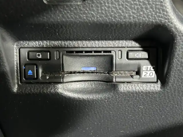 トヨタ ヴォクシー ハイブリッド S－Z 佐賀県 2022(令4)年 6.9万km アティチュードブラックマイカ 純正10.5インチディスプレイオーディオ/コネクティッドナビ対応/ディーラーオプションDVDキット/フルセグＴＶ/Bluetooth/CD/DVD/carplay/純正14インチフリップダウンモニター/シグネチャーイルミグリル/バックカメラ/衝突被害軽減システム/レーダークルーズコントロール/レーンアシスト/ブラインドスポットモニター/パーキングサポートブレーキ/ダウンヒルアシストコントロール/ロードサインアシスト/オートライト/オートマチックハイビーム/LEDヘッドライト/ＬＥＤフォグライト/クリアランスソアー/電動パーキング/ブレーキホールド/両側パワースライドドア/運転席・助手席シートヒーター/後席サンシェード/ハーフレザーシート/純正フロアマット/純正17インチアルミホイール/スマートキー/スペアキー×１