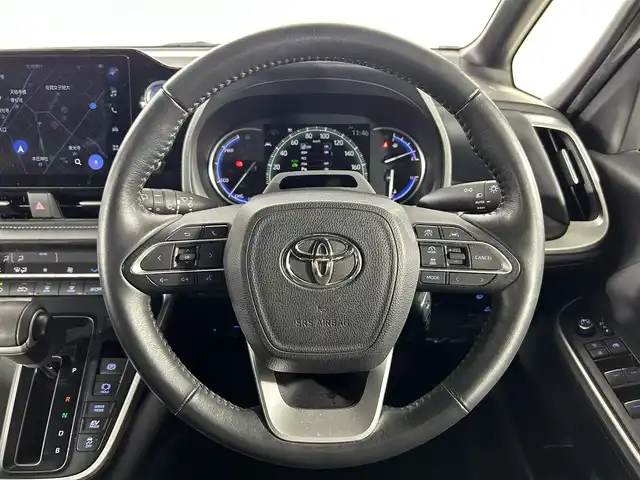 トヨタ ヴォクシー ハイブリッド S－Z 佐賀県 2022(令4)年 6.9万km アティチュードブラックマイカ 純正10.5インチディスプレイオーディオ/コネクティッドナビ対応/ディーラーオプションDVDキット/フルセグＴＶ/Bluetooth/CD/DVD/carplay/純正14インチフリップダウンモニター/シグネチャーイルミグリル/バックカメラ/衝突被害軽減システム/レーダークルーズコントロール/レーンアシスト/ブラインドスポットモニター/パーキングサポートブレーキ/ダウンヒルアシストコントロール/ロードサインアシスト/オートライト/オートマチックハイビーム/LEDヘッドライト/ＬＥＤフォグライト/クリアランスソアー/電動パーキング/ブレーキホールド/両側パワースライドドア/運転席・助手席シートヒーター/後席サンシェード/ハーフレザーシート/純正フロアマット/純正17インチアルミホイール/スマートキー/スペアキー×１