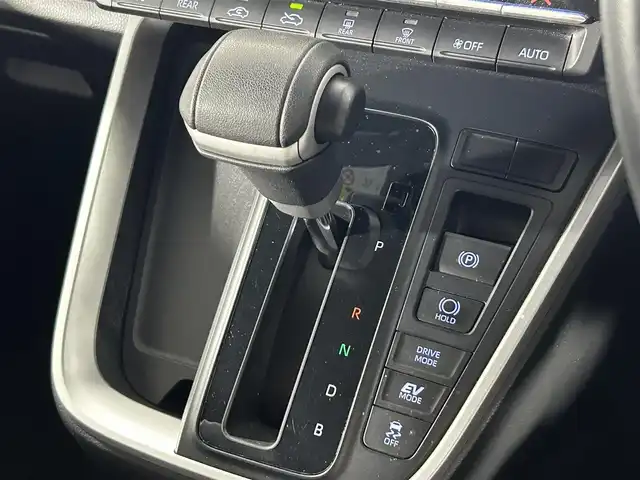 トヨタ ヴォクシー ハイブリッド S－Z 佐賀県 2022(令4)年 6.9万km アティチュードブラックマイカ 純正10.5インチディスプレイオーディオ/コネクティッドナビ対応/ディーラーオプションDVDキット/フルセグＴＶ/Bluetooth/CD/DVD/carplay/純正14インチフリップダウンモニター/シグネチャーイルミグリル/バックカメラ/衝突被害軽減システム/レーダークルーズコントロール/レーンアシスト/ブラインドスポットモニター/パーキングサポートブレーキ/ダウンヒルアシストコントロール/ロードサインアシスト/オートライト/オートマチックハイビーム/LEDヘッドライト/ＬＥＤフォグライト/クリアランスソアー/電動パーキング/ブレーキホールド/両側パワースライドドア/運転席・助手席シートヒーター/後席サンシェード/ハーフレザーシート/純正フロアマット/純正17インチアルミホイール/スマートキー/スペアキー×１