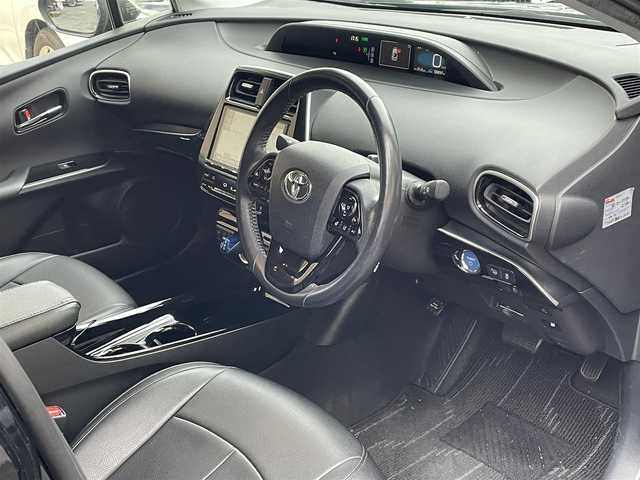 トヨタ プリウス ＰＨＶ S セーフティプラス 静岡県 2018(平30)年 5.9万km アティチュードブラックマイカ ワンオーナー/モデリスタエアロ/純正9インチナビ/フルセグTV/DVD/CD/SD/MSV/BT/バックカメラ/黒革調シートカバー/プリクラッシュセーフティ/レーンキープアシスト/オートハイビーム/レーダークルーズコントロール/クリアランスソナー/前後ドライブレコーダー/ステアリングスイッチ/ステアリングヒーター/前席シートヒーター /社外18インチAW/LEDヘッドライト/LEDフォグライト/ビルトインETC/スマートキー×2/充電ケーブル有り/保証書/R5点検記録簿有