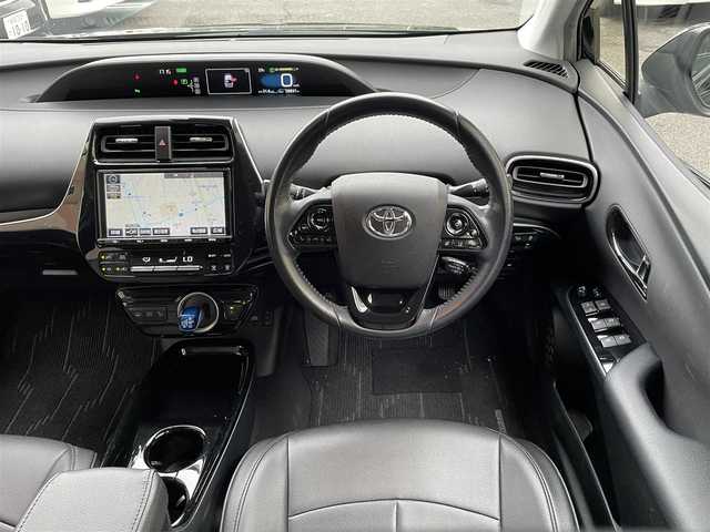 トヨタ プリウス ＰＨＶ S セーフティプラス 静岡県 2018(平30)年 5.9万km アティチュードブラックマイカ ワンオーナー/モデリスタエアロ/純正9インチナビ/フルセグTV/DVD/CD/SD/MSV/BT/バックカメラ/黒革調シートカバー/プリクラッシュセーフティ/レーンキープアシスト/オートハイビーム/レーダークルーズコントロール/クリアランスソナー/前後ドライブレコーダー/ステアリングスイッチ/ステアリングヒーター/前席シートヒーター /社外18インチAW/LEDヘッドライト/LEDフォグライト/ビルトインETC/スマートキー×2/充電ケーブル有り/保証書/R5点検記録簿有