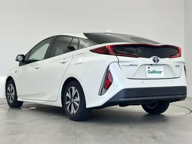 トヨタ プリウス ＰＨＶ S セーフティプラス 愛知県 2018(平30)年 8.6万km ホワイトパールクリスタルシャイン 純正9インチSDナビ/　　・CD/DVD/BT/フルセグ/バックカメラ/ビルトインETC/パーキングアシスト/プラグインハイブリッド/トヨタセーフティセンス/　　・レーンディバーチャーアラート/　　・プリクラッシュセーフティ/　　・レーダークルーズコントロール/　　・オートハイビーム/インテリジェントクリアランスソナー/ステアリングリモコン/ステアリングヒーター/フルフラットシート/LEDヘッドライト/フォグランプ/純正15インチホイールキャップ/取扱説明書/スマートキー